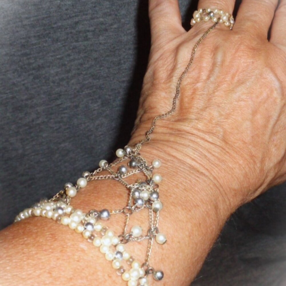 XRARE-VINTAGE WHITE/BLACK FAUX PEARL SLAVE BRACELET RING CHAIN-ONE PIECE